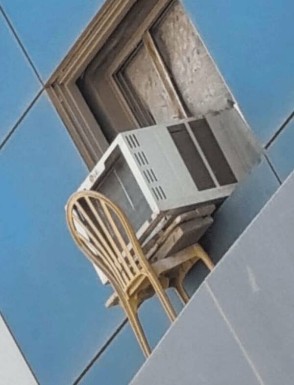 What Is Going On Here? (18 pics)