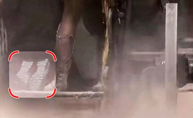 Mistakes In Popular Movies (16 pics)