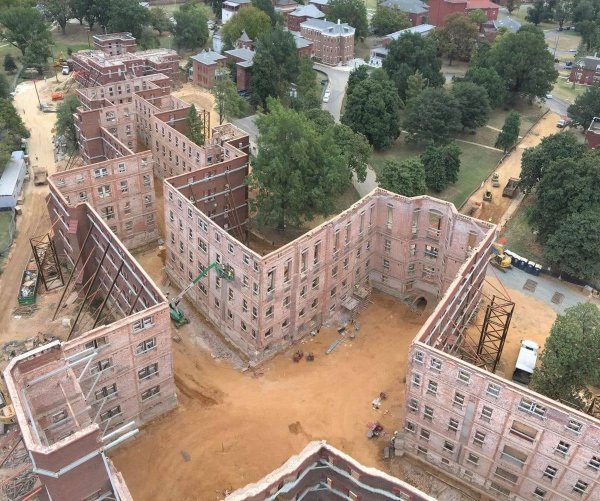 What Is Going On Here? (27 pics)