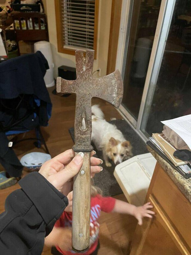 Interesting Finds In Old Houses (25 pics)
