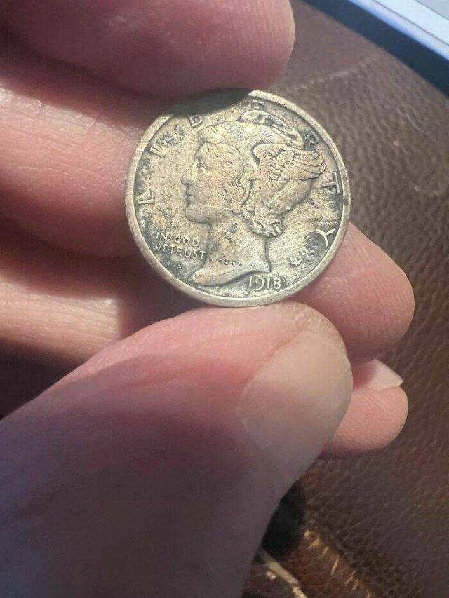 Interesting Finds In Old Houses (25 pics)