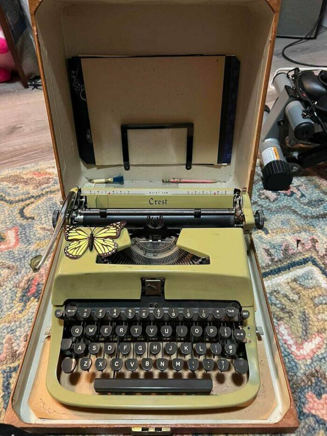 Interesting Finds In Old Houses (25 pics)