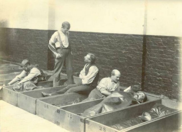 Strange But Interesting Victorian Photos (25 pics)