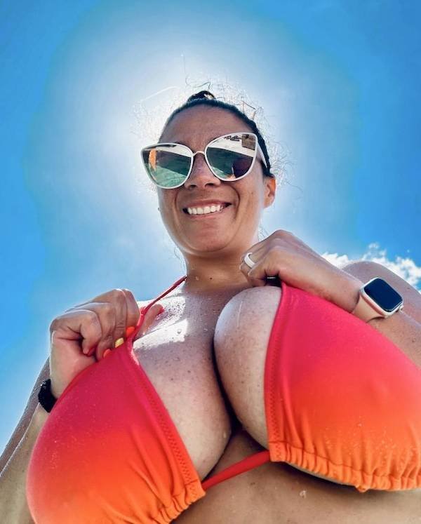 Busty Girls (50 pics)