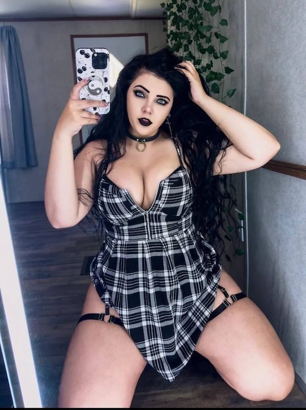 Busty Girls (50 pics)