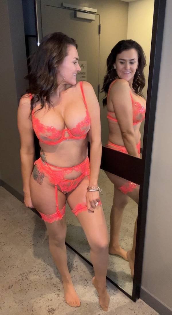 Busty Girls (50 pics)