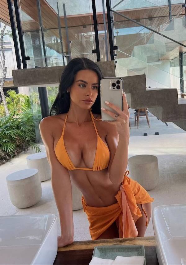 Selfie Girls (48 pics)