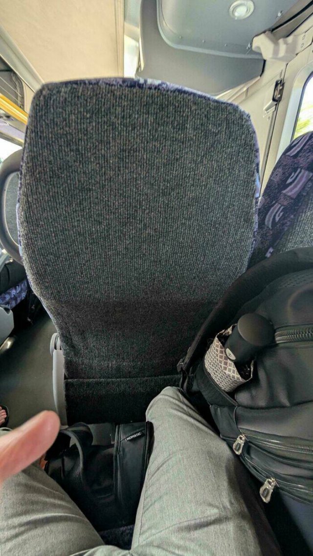 Annoying People In Public Transport (24 pics)
