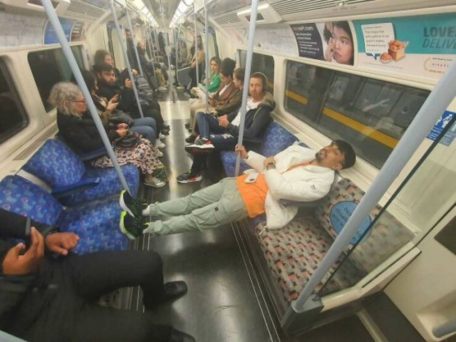 Annoying People In Public Transport (24 pics)