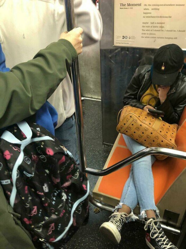 Annoying People In Public Transport (24 pics)