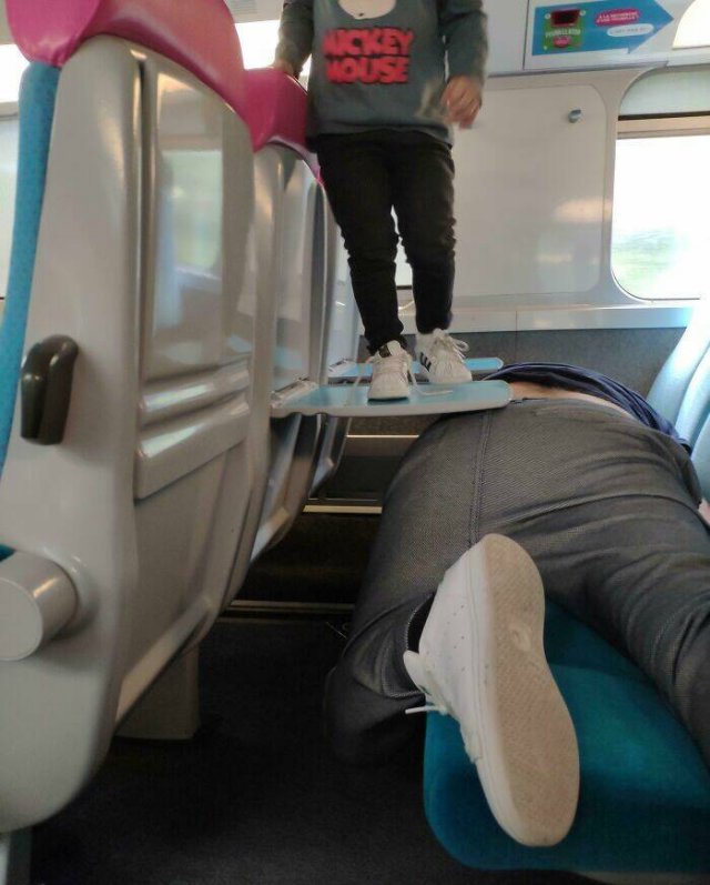 Annoying People In Public Transport (24 pics)