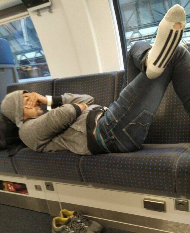 Annoying People In Public Transport (24 pics)