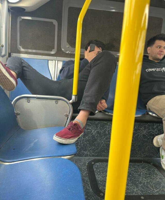 Annoying People In Public Transport (24 pics)