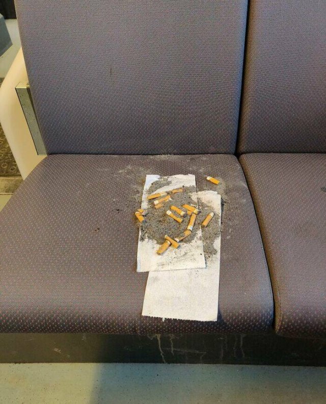 Annoying People In Public Transport (24 pics)