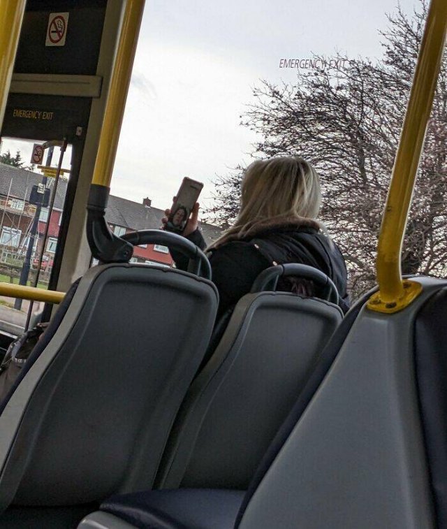 Annoying People In Public Transport (24 pics)