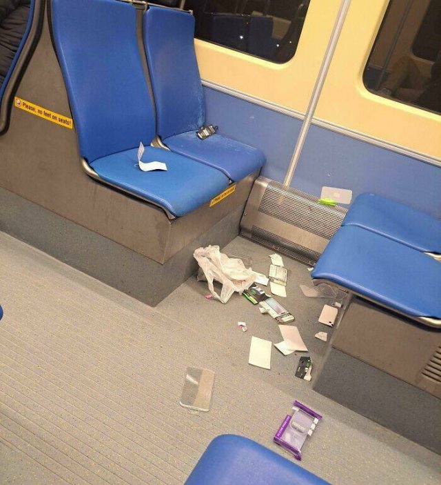 Annoying People In Public Transport (24 pics)