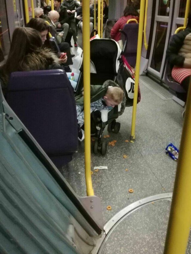 Annoying People In Public Transport (24 pics)