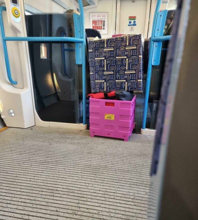 Annoying People In Public Transport (24 pics)