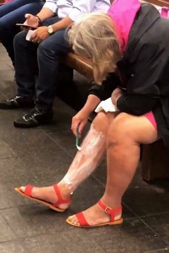 Annoying People In Public Transport (24 pics)