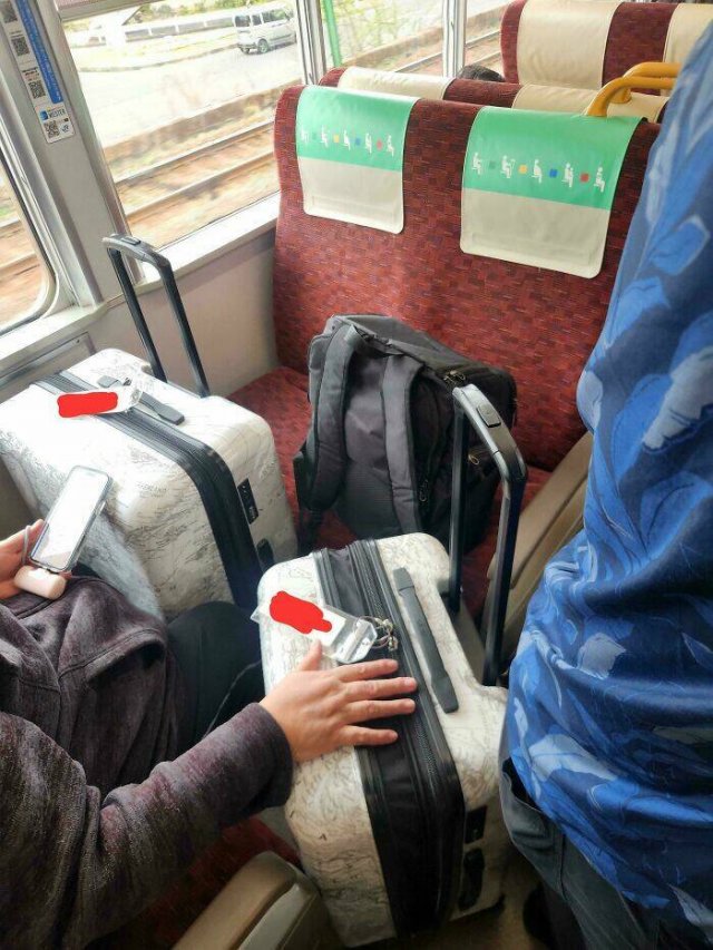 Annoying People In Public Transport (24 pics)