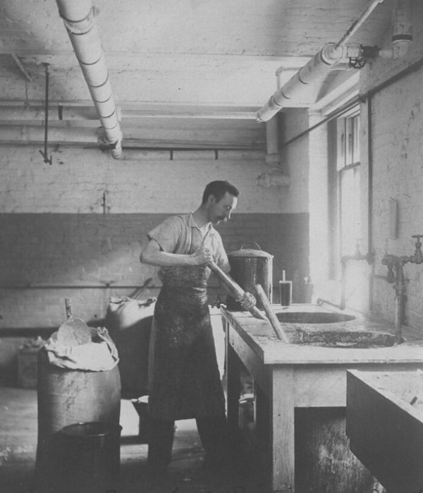 Photos Of Workers From The Past (30 pics)