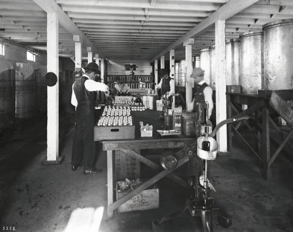 Photos Of Workers From The Past (30 pics)