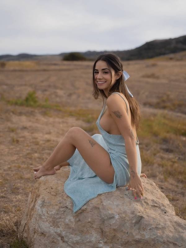 Girls In Dresses (44 pics)
