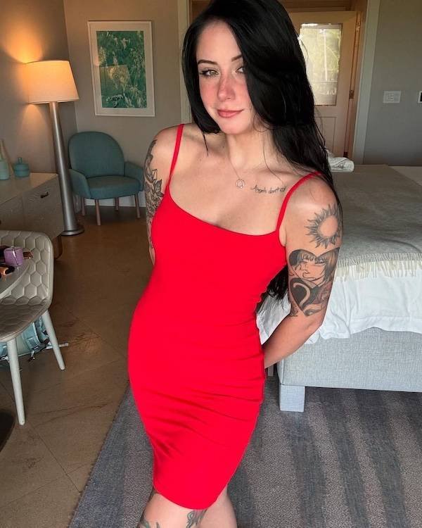 Girls In Dresses (44 pics)