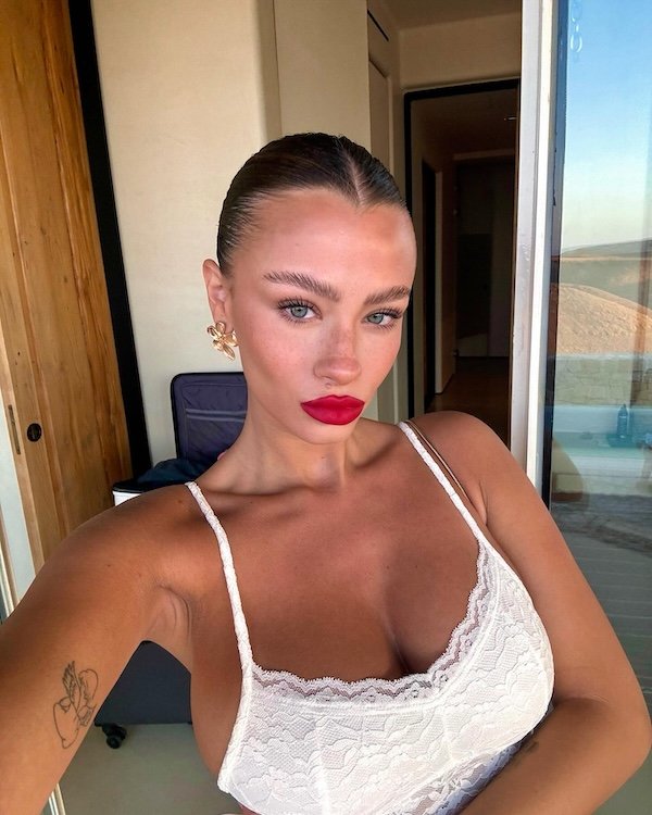 Busty Girls (29 pics)