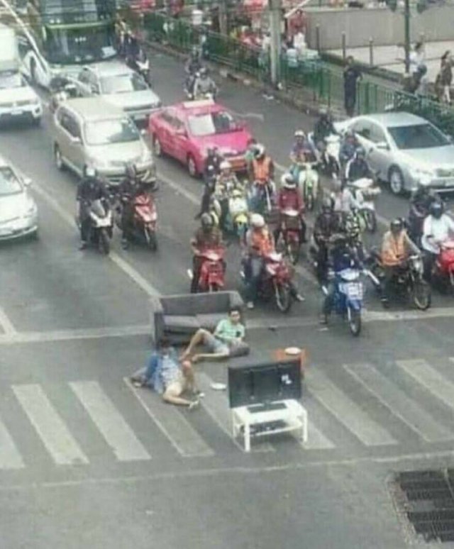 What Is Going On Here? (25 pics)