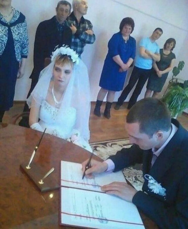 What Is Going On Here? (25 pics)