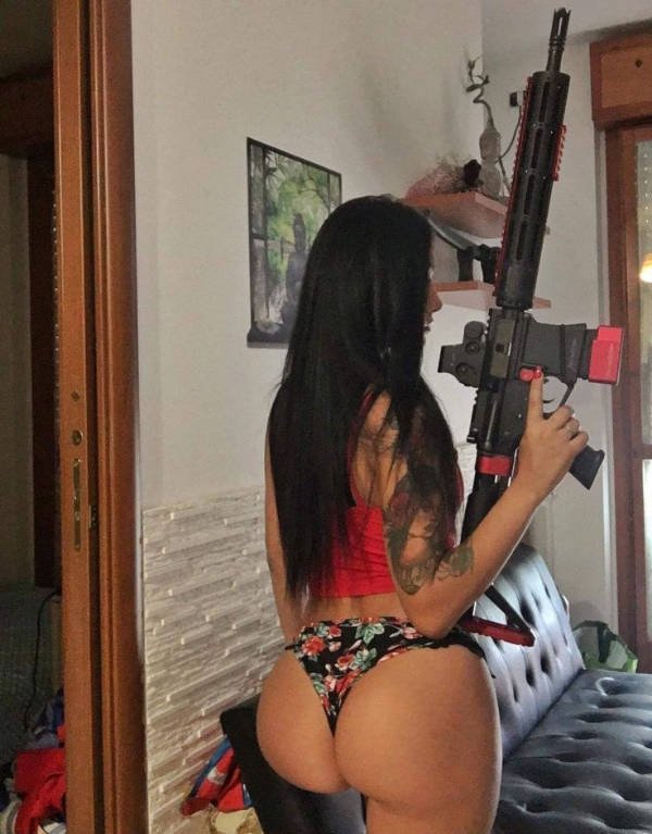 Girls With Guns (27 pics)