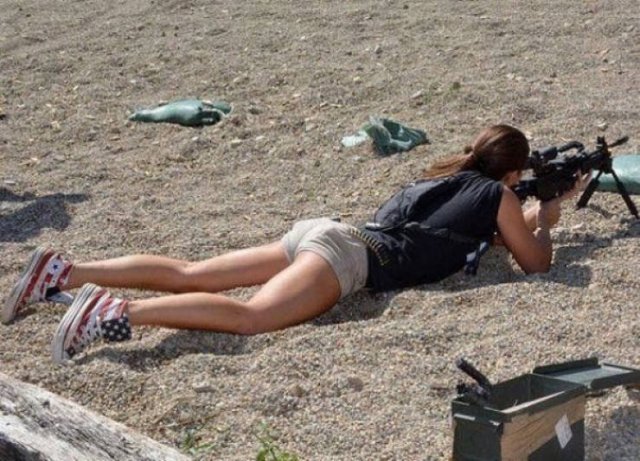 Girls With Guns (27 pics)