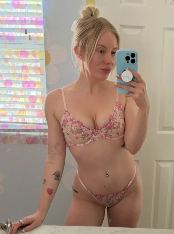 Cute Blondes (33 pics)