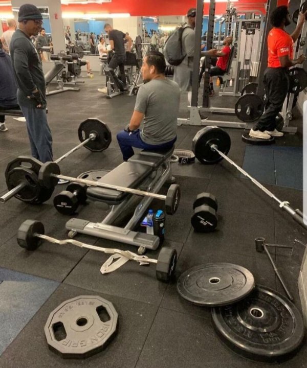 Annoying People In The Gym (25 pics)