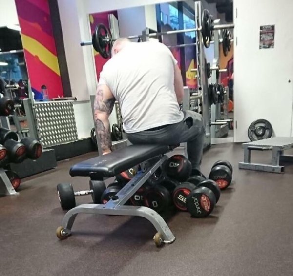Annoying People In The Gym (25 pics)