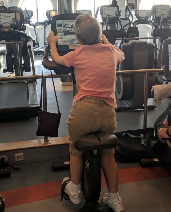Annoying People In The Gym (25 pics)