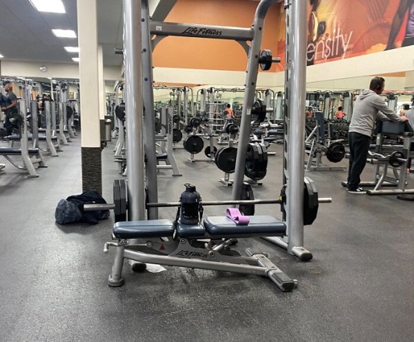 Annoying People In The Gym (25 pics)