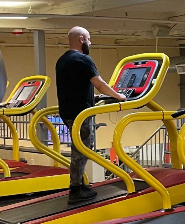 Annoying People In The Gym (25 pics)