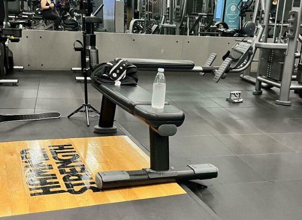 Annoying People In The Gym (25 pics)