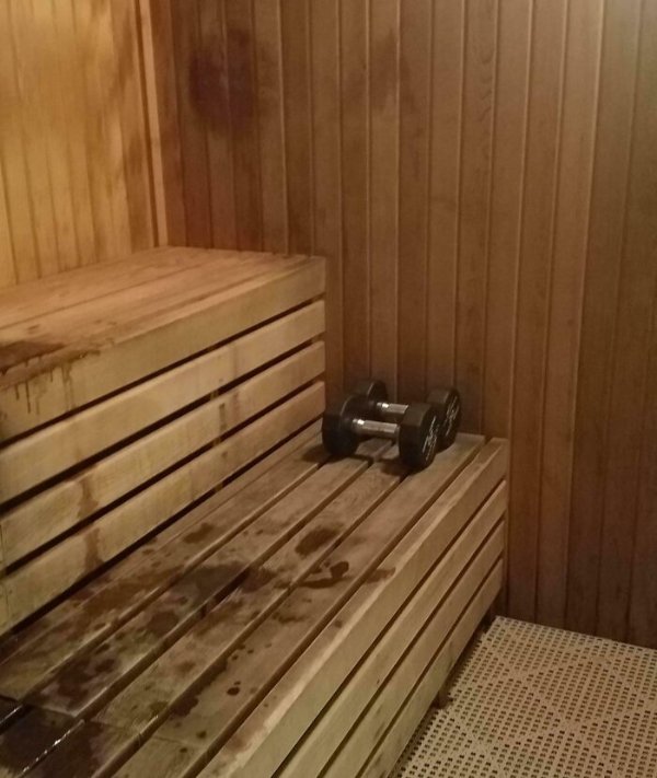 Annoying People In The Gym (25 pics)