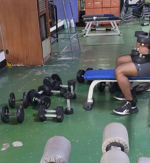 Annoying People In The Gym (25 pics)