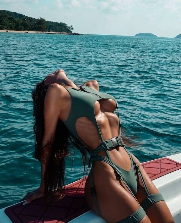 Hot Girls (34 pics)