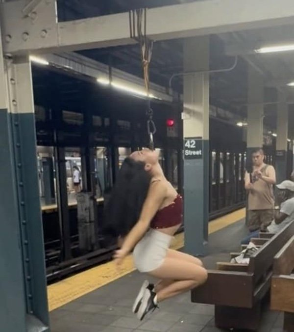 Strange People In The Subway (38 pics)