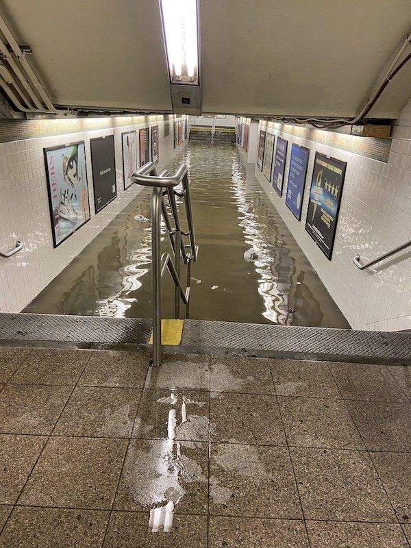 Strange People In The Subway (38 pics)