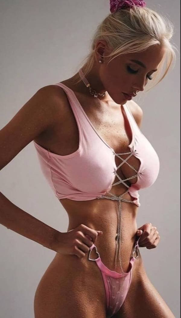 Braless Girls (30 pics)