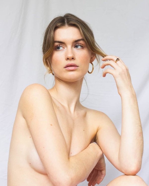 Girls With Handbras (34 pics)