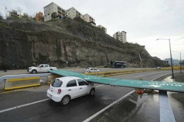 Epic Car Crashes (13 pics)