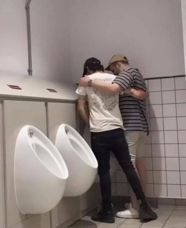What Is Going On Here? (29 pics)