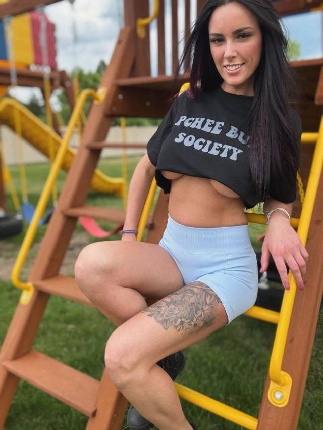 Busty Girls (34 pics)